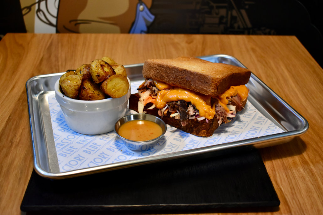 Cheese Burger Pull pork Blue Factory Restaurant BBQ Barbecue Chateau-Thébaud