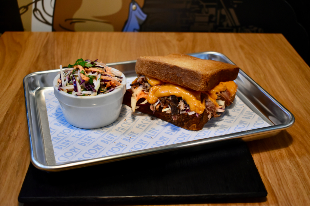 Cheese Burger Pull pork Blue Factory Restaurant BBQ Barbecue Chateau-Thébaud