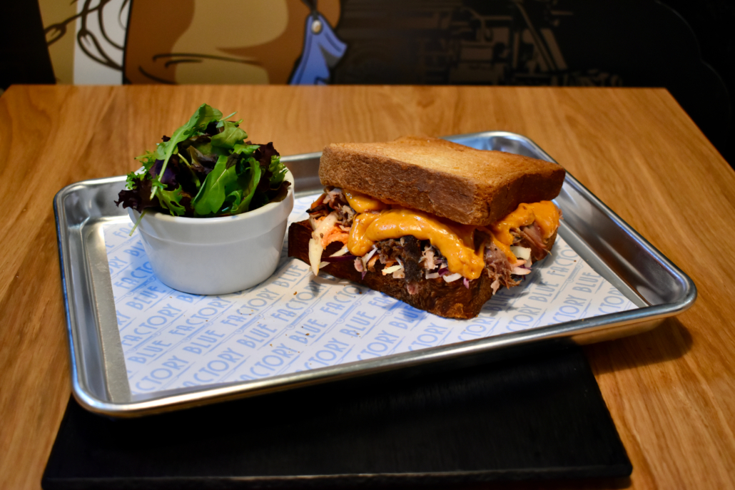 Cheese Burger Pull pork Blue Factory Restaurant BBQ Barbecue Chateau-Thébaud