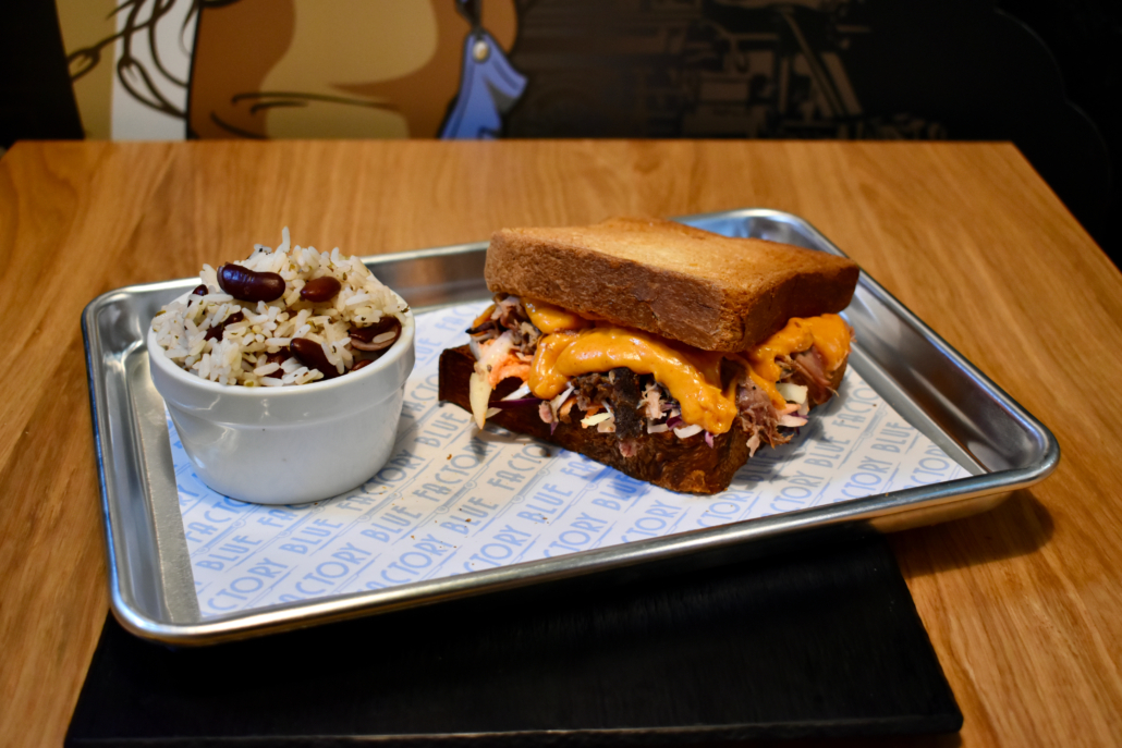Cheese Burger Pull pork Blue Factory Restaurant BBQ Barbecue Chateau-Thébaud